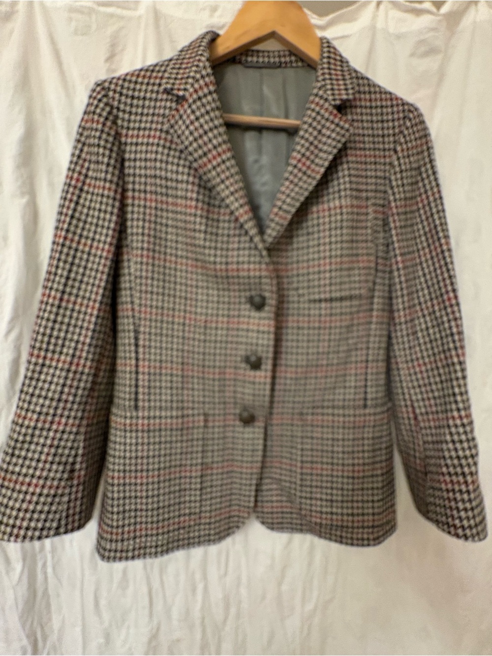 Vintage and classic houndstooth, wool blazer with pockets. Women’s large.